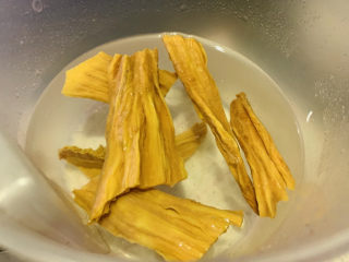 2、凉拌腐竹黄瓜,用清水泡