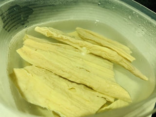 3、凉拌腐竹黄瓜,泡软的腐竹