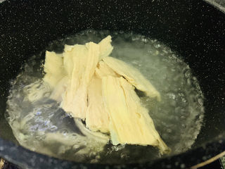 4、凉拌腐竹黄瓜,锅里加少许盐和油,煮开,捞下腐竹