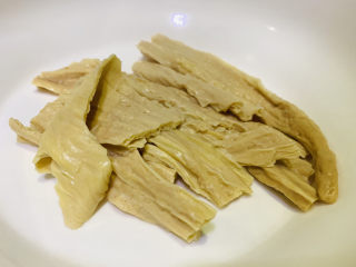 5、凉拌腐竹黄瓜,装入盘子