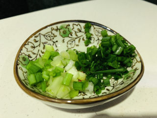 6、凉拌腐竹黄瓜,葱切粒