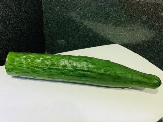7、凉拌腐竹黄瓜,黄瓜洗净
