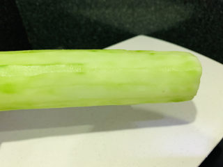 8、凉拌腐竹黄瓜,去皮