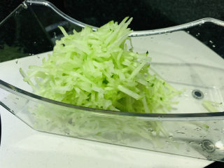 9、凉拌腐竹黄瓜,推丝