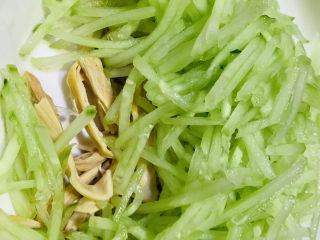 11、凉拌腐竹黄瓜,倒入黄瓜