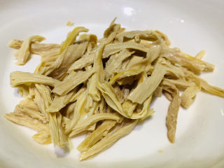 10、凉拌腐竹黄瓜,腐竹剪丝