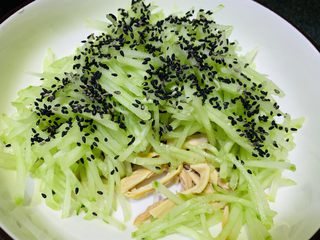 12、凉拌腐竹黄瓜,加熟芝麻