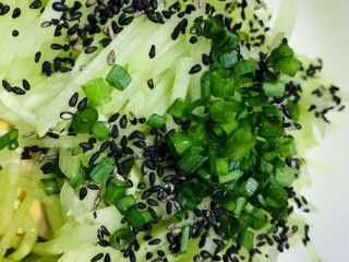 13、凉拌腐竹黄瓜,加葱粒