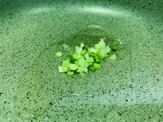 14、凉拌腐竹黄瓜,葱白炒香