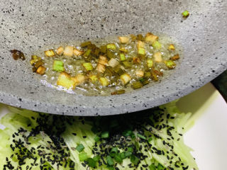 15、凉拌腐竹黄瓜,浇上