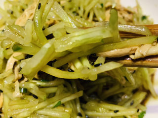 18、凉拌腐竹黄瓜,搅拌均匀