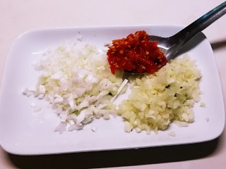 4、广州肠粉,葱和蒜切碎