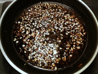 9、广州肠粉,翻拌均匀 关火 料汁就做好了 备用