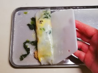 12、广州肠粉,取出后用刮板推卷