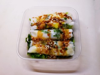 14、广州肠粉,浇上适量料汁