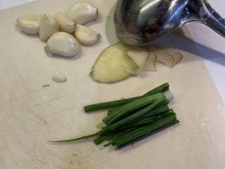 1、蜜汁烤鸡,葱切段，姜切片，蒜拍扁