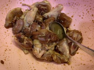 2、蜜汁烤鸡,鸡洗干净，沥干水。加入2勺生抽、1勺老抽、1勺料酒、蚝油1勺搅拌均匀。盖上保鲜膜腌制半小时。