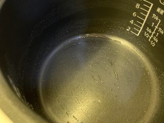 3、蜜汁烤鸡,电饭煲底刷一层油，不要太多，鸡本身会出油