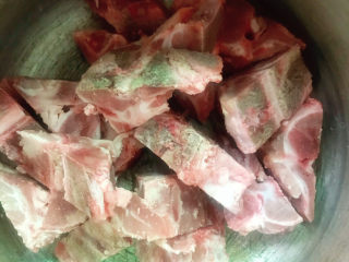 1、龙骨萝卜汤,准备好龙骨