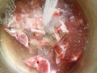 2、龙骨萝卜汤,冲洗干净