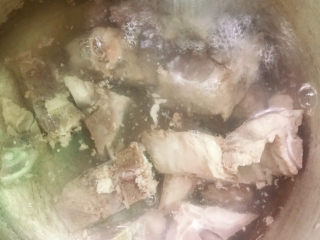 4、龙骨萝卜汤,倒掉血水冲洗干净