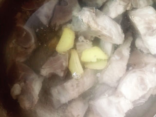 5、龙骨萝卜汤,重新加入清水、生姜