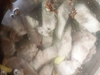 6、龙骨萝卜汤,加入花椒粒，大火烧开后中小火煮1小时