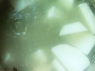 11、龙骨萝卜汤,大火烧开