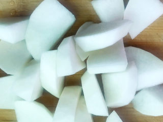 8、龙骨萝卜汤,切块