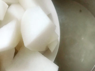 10、龙骨萝卜汤,放入白萝卜