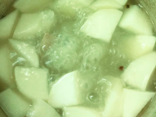 13、龙骨萝卜汤,转中小火炖30分钟