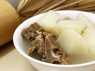 14、龙骨萝卜汤,放盐后装入碗中