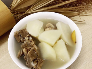 15、龙骨萝卜汤,清甜补钙的龙骨萝卜汤就完成啦