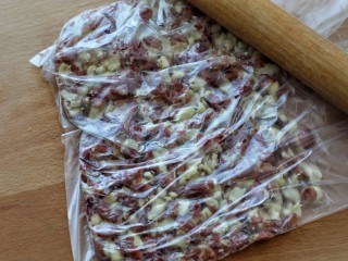 3、拍黄瓜,放入保鲜袋中用擀面杖擀碎备用