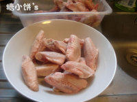 1、中式口味烤翅,鸡翅中洗净~背面开两刀方便入味