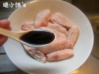 2、中式口味烤翅,加入料酒1汤匙和酱油2汤匙