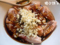 5、中式口味烤翅,蒜切末后加进去~再加1茶匙糖