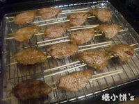 7、中式口味烤翅,鸡翅串好架在烤网上~下面用锡纸垫着接油和料汁，蜂蜜加一点点水稀释至不粘稠之后刷在表面~送入预热好180℃的烤箱