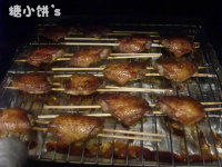 8、中式口味烤翅,每10分钟取出刷一次蜂蜜水~表皮会烤出油~表面微微有些焦化（这个时候就可以翻面~我宿舍的烤箱大约用了20分钟）