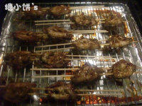 9、中式口味烤翅,反面同样刷蜂蜜水~反面没有皮就不需要烤出油了~烤10-15分钟即可