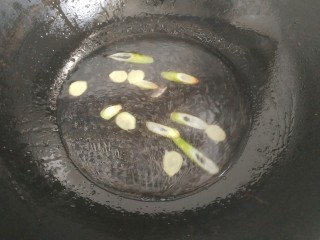 14、鲍鱼捞饭,放入适量清水