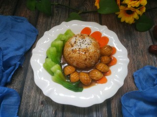 23、鲍鱼捞饭,把汤汁淋到鲍鱼蔬菜和米饭上即可。