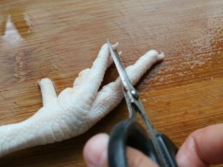 1、≈酸辣泡爪≈,把鸡爪洗干净，减去指甲