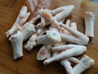 2、≈酸辣泡爪≈,把处理好的鸡爪，剁成小份，方便入味