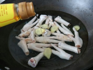 4、≈酸辣泡爪≈,把鸡爪冷水下锅，加入生姜，料酒煮6-8分钟，要熟透