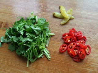 5、≈酸辣泡爪≈,煮鸡爪的时间，把香菜洗净切碎，辣椒切圈，会吃辣的可以把泡椒切碎，不怎么吃辣的朋友可以像我这样整个放进去