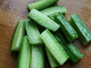 7、≈酸辣泡爪≈,黄瓜切条