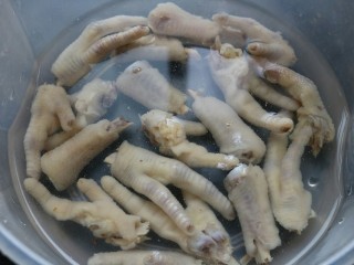 8、≈酸辣泡爪≈,把煮好的鸡爪倒入事先准备好的凉开水中，也可以把凉开水提前放进冰箱冷藏一下用