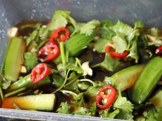 9、≈酸辣泡爪≈,接着把刚才准备好的大蒜，香菜，辣椒，泡椒，黄瓜都加入容器内