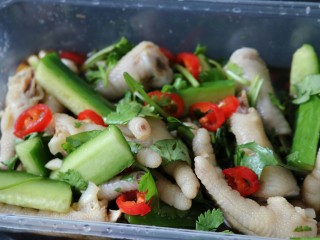 11、≈酸辣泡爪≈,接着加入冷却好的鸡爪